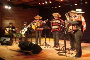 El Club Universitario celebró junto a 'Los Huasos de Algarrobal' sus 45 años de canto